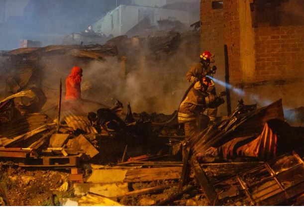 Incendio Código 3 en SJM deja 300+ damnificados y 4 heridos. 20+ unidades del CGBVP combatieron el fuego por 3h. Un almacén clandestino de pirotécnicos complicó la labor de los 110+ bomberos. El Pdte. lideró atención multisectorial a las familias de Pamplona Alta.