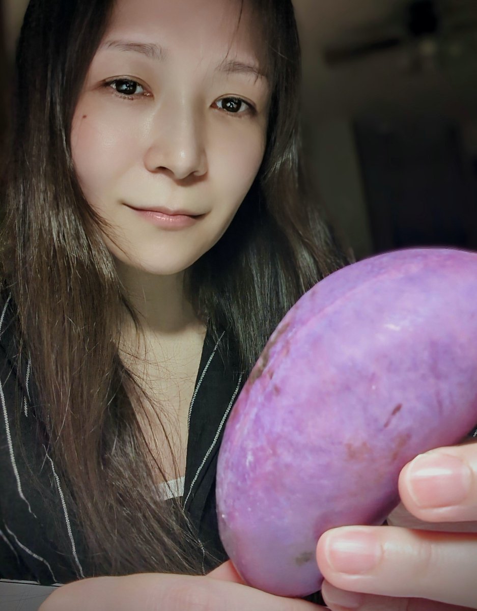 幼心を再び！！
という事でスーパーで見つけた「アケビ」を購入しました。子供の頃1〜2度食べたはず…味は「甘かった」ぐらいの記憶で答え合せが待ち遠しい。
ネット調べ→熟して皮が割れるのを待て＆種は食えない、という知識だけ押さえて、皮が弾けるのを待ってます|´-`)たのしみ🌿