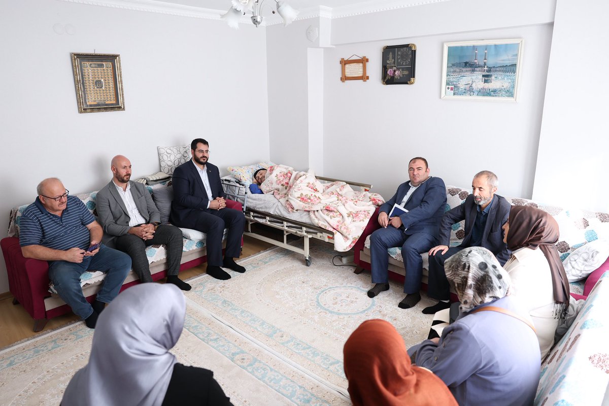 Yavuz Selim Mahallesi sakinlerimizden Refik Dündar amcamızı hanesinde ziyaret ettik.

Felç geçiren ve bugünlerde fizik tedavi gören Refik amcamıza Allah’tan acil şifalar dilerim.