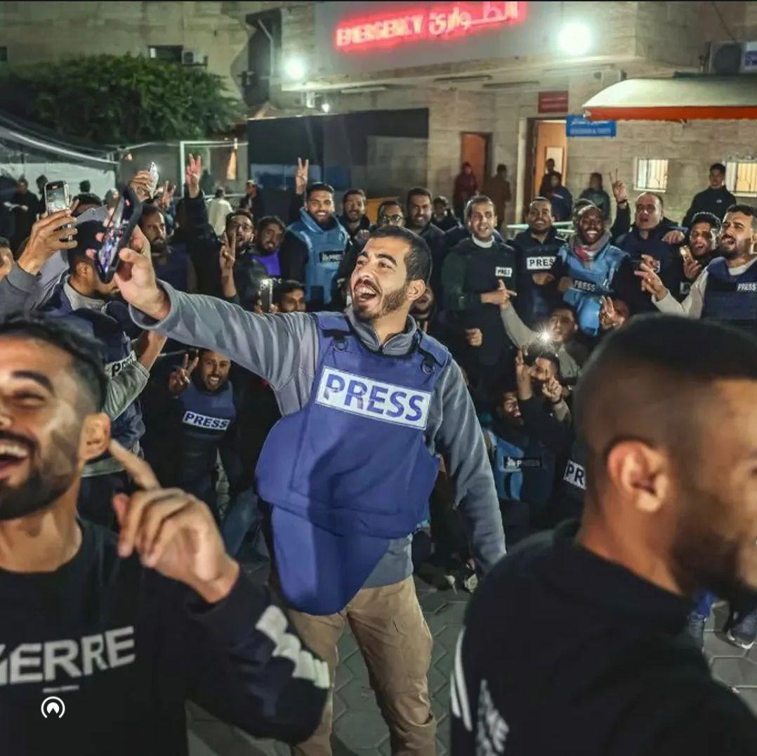 يلتحق بالرفيق الأعلى شـ.هيـ.داً
وهو اليوم يسقط شهـ.ـيداُ في تلك الحـ ـرب المستمرة التي تحدث عنها💔💔

#صالح_الجعفراوي 
#علية_السلآم... 🤍