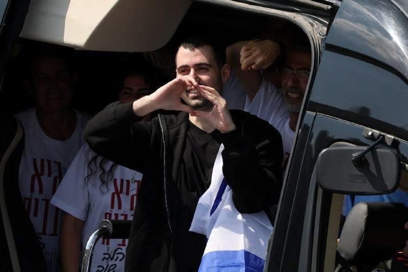 PJakubowicz's tweet image. 🎗️Certains regards et certains gestes diront toujours toujours plus de l’humanité et de l’amour que tous les mots possibles. 

Que ce jour demeure comme le premier d’une paix tant espérée et attendue. Shalom. 

#Strasbourg #otages #Israel #BringThemHomeNow #BringThemHome