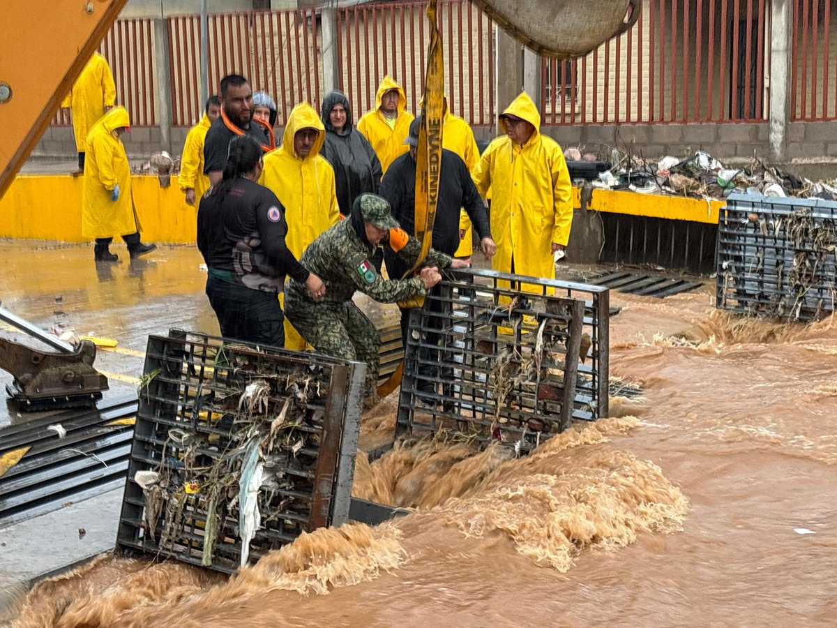 Hasta ayer en la noche en #Nogales se tenía registro de 4 vehículos inundados, 11 derrumbes y 8 viviendas y locales de servicio afectados por inundaciones debido al ciclón Raymond, de acuerdo a Daniel Gámez, director de Emergencias de la Coordinación Estatal de Protección Civil.
