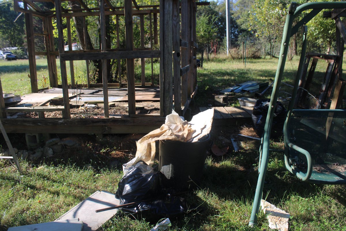 docsanderson's tweet image. #Scientists #Carpenter #Garden #InMemorium #Buddies #restorationproject @HeartsofHeroes_ @Ginger_Zee @Nature G, Maggie i got in More #Cardio #Cleaning #GreenHouse Job Site. Put the crap in Farm Landfill. Tetanus Shot was not a Joke. just tons of Rusted Metals. Mwah Slow&Low Lelon
