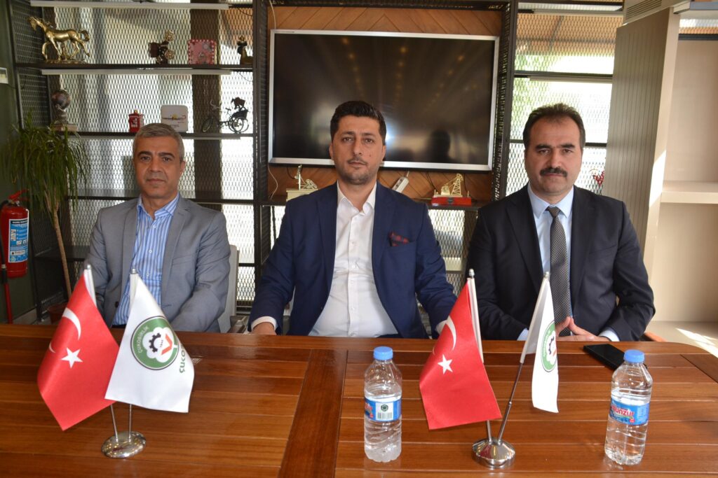 Pamukta yeni fiyat belli oldu
Çukobirlik Batman şubesinin genel kurulunda pamuk fiyatını açıklayan Çukobirlik Batman İl Başkanı Erkan Kağba, “Çukobirlik kütlü pamuk ön alım fiyatımız 44 randıman 31 lira olarak belirlenmiştir” dedi.

batmanmanset.com/2025/10/pamukt… <a href="/BatmanDicleKoop/">ÇUKOBİRLİK BATMAN DİCLE KOOP.BAŞKANI Erkan KAĞBA</a>