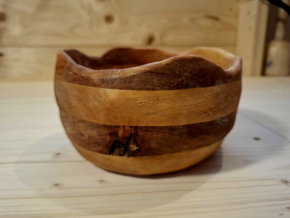 Es ist kein außergewöhnliches Kunstwerk. Aber ich hab das in langer Arbeit *aus einem Brett* gemacht. Und das ist schon leiwand.