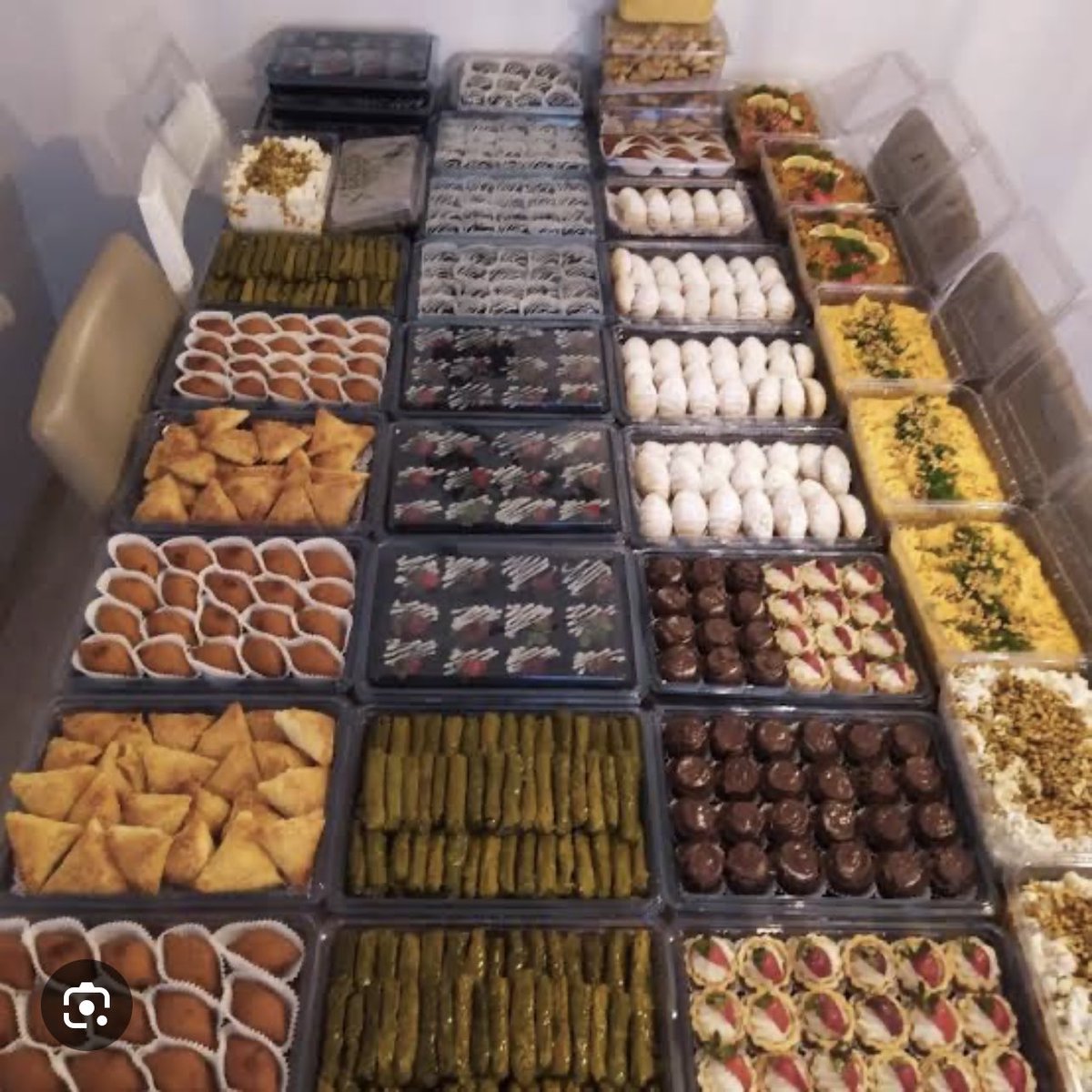 servangokhan's tweet image. Asistanlıktan uzmanlığa geçiş sınavları ülkemizde bir bilim sınavından çok lezzet şölenine dönüştü.

Biz de bu yemekleri asistanken kıt kanaat maaşımızdan karşıladık ve günümüzde de bu gelenek devam ediyor.

Asistanların neredeyse geçinemediği bu günlerde artık bu külfete son…