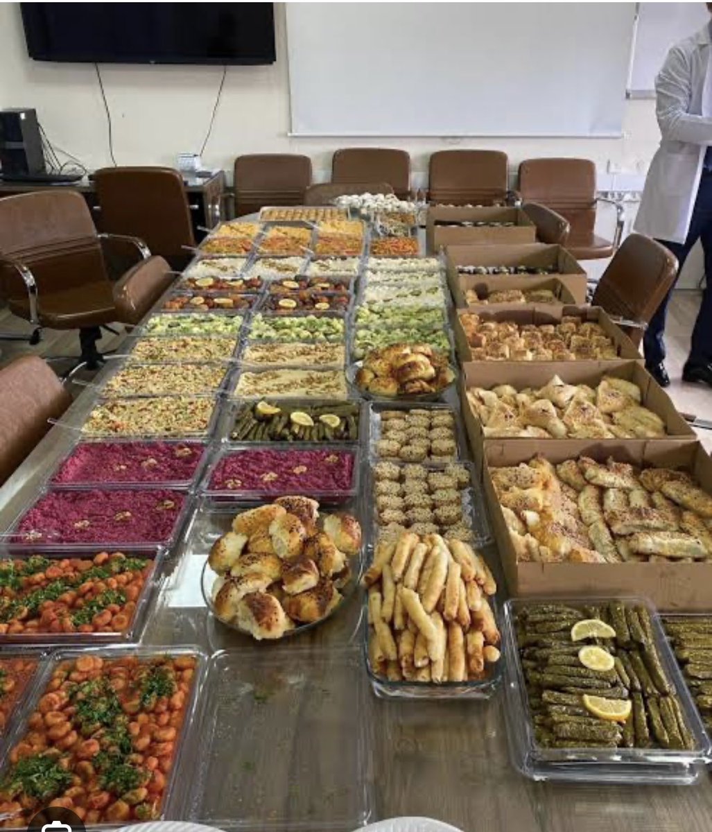 servangokhan's tweet image. Asistanlıktan uzmanlığa geçiş sınavları ülkemizde bir bilim sınavından çok lezzet şölenine dönüştü.

Biz de bu yemekleri asistanken kıt kanaat maaşımızdan karşıladık ve günümüzde de bu gelenek devam ediyor.

Asistanların neredeyse geçinemediği bu günlerde artık bu külfete son…