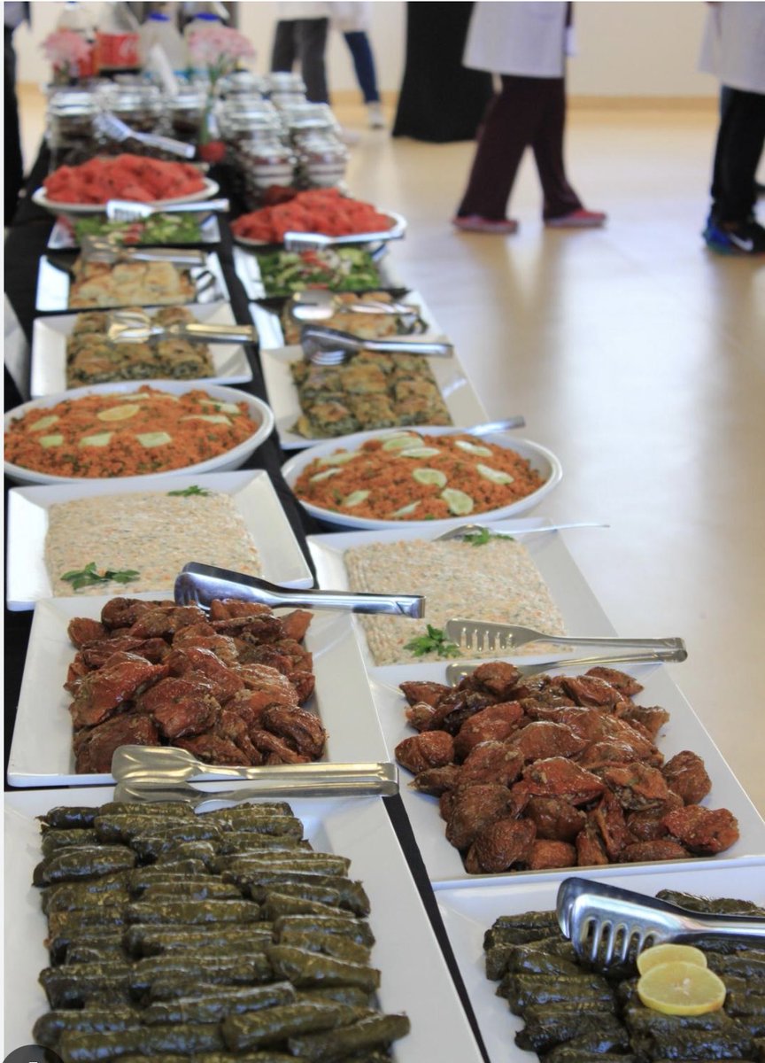 servangokhan's tweet image. Asistanlıktan uzmanlığa geçiş sınavları ülkemizde bir bilim sınavından çok lezzet şölenine dönüştü.

Biz de bu yemekleri asistanken kıt kanaat maaşımızdan karşıladık ve günümüzde de bu gelenek devam ediyor.

Asistanların neredeyse geçinemediği bu günlerde artık bu külfete son…