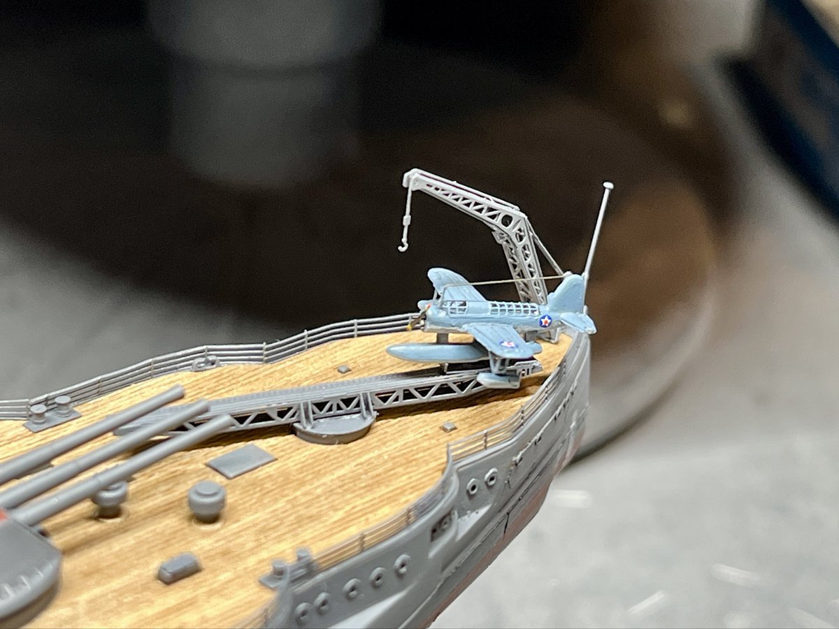 ドラアリゾナ、水上機を設置しました。普段戦艦の艦載機を製作する際は1機のみにすることが多いのですが、砲塔と艦尾の両方にカタパルトがあるという大戦初期の標準型戦艦の特徴的な部分なので2機作りました。いい感じです