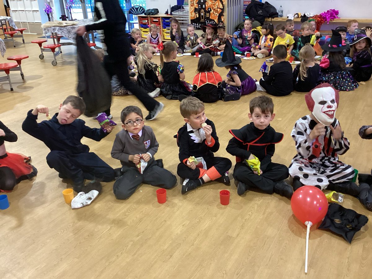 MapleTree_GSP's tweet image. Last bit of party food before we play ‘Pass the Parcel’….💀🎃🧙🎁
#GSPHALLOWEEN25
