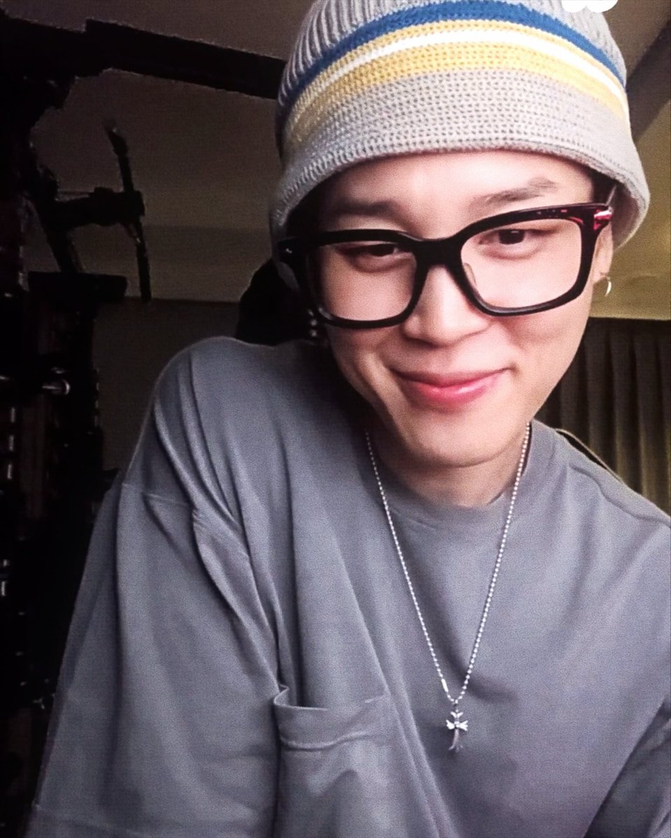 jjmmnnie's tweet photo. he knows he’s pretty https://t.co/OV1UWhoM6M