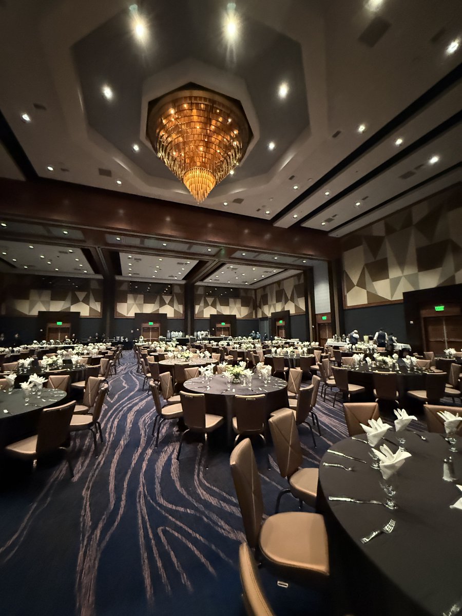 可能是我年紀到這裡了，過去兩年裡參加的葬禮的次數遠遠超越了婚禮。 20歲，40歲，47歲，62歲，94歲，昨天參加的葬禮逝者59歲。人的生命好脆弱，珍惜眼前的幸福和親人。祝各位闔家健康，平安，幸福！