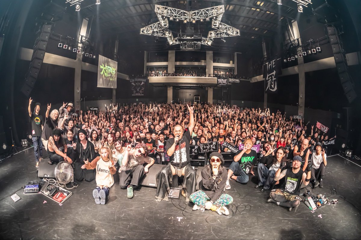 tetsukanmuri's tweet photo. というわけで大冠祭2025
無事終了！！！
今年も最高のお祭りでした。
参加して頂いたミュージシャンの皆様、スタッフの皆様、来てくれた皆様ほんまありがとう！
また来年も秋に開催いたします。

そして10月15日ニューアルバム発売、11月からのツアー、そしてだいぶ先ですがSEX冠ツアーも発表されましたね。
今後ともゴリゴリやります。
引き続きよろしく！！
本日のTHE冠のライブの模様はまた明日。
#大冠祭
#また来年