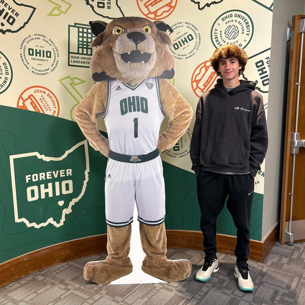 Say hello to Logan Carson! Logan took a tour around campus today. He is interested in a relocation pathway for sports management.

Visit ohio.edu/orientation/re… or ohio.edu/lancaster/visit for more details or schedule a campus tour by contacting Jessica Jones at rutkowski@ohio.edu
