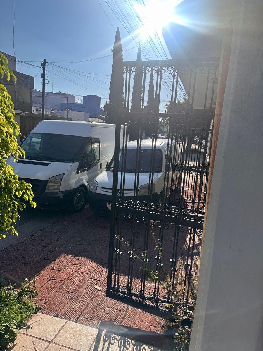 JAPV1221's tweet image. @MovilidadZap vehiculo tapando la banqueta! lleva 15 dias ahi. calle salmon 2823, colonia loma bonita, zapopan, entre calle perla y obsidiana.