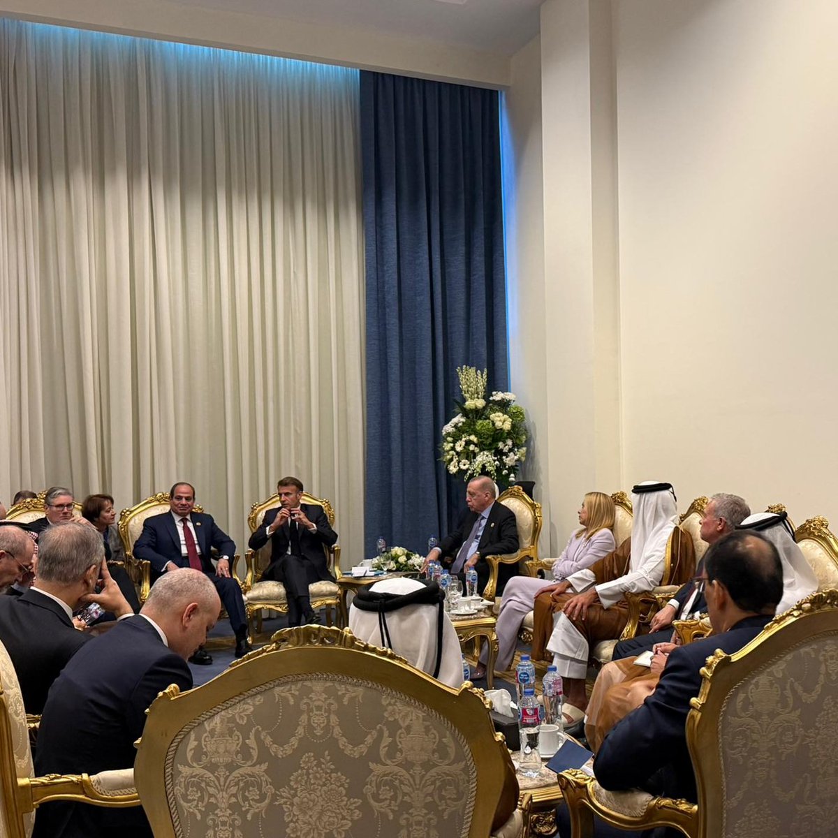 DailyTurkic's tweet image. 🇪🇬 Today in Egypt:
• Erdoğan – President of Türkiye
• Meloni – PM of Italy
• Macron – President of France
• Sisi – President of Egypt
• Starmer – PM of the UK
• Sheikh Tamim – Emir of Qatar