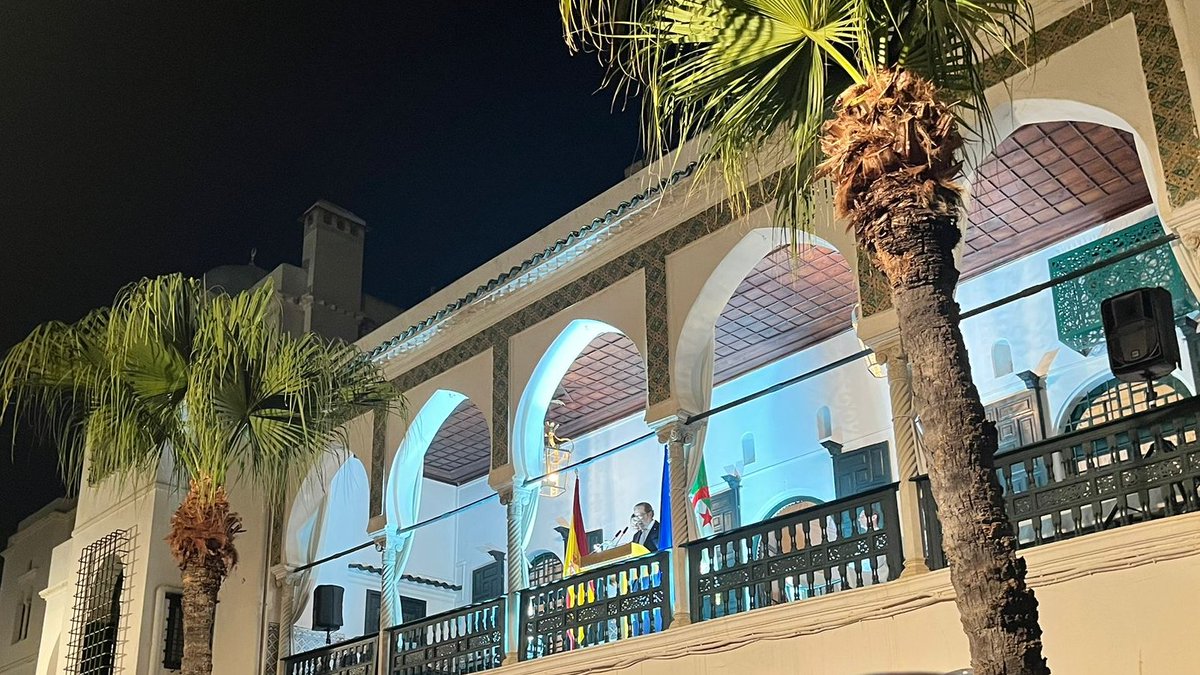 🇪🇸🎉

Anoche celebramos el día de la Fiesta Nacional en la Residencia del Embajador de España.

لليلة الماضية بالعيد الوطني في مقر إقامة السفير الإسباني بالجزائر العاصمة.

Hier soir, nous avons célébré la Fête Nationale à la Résidence de l'Ambassadeur d'Espagne.