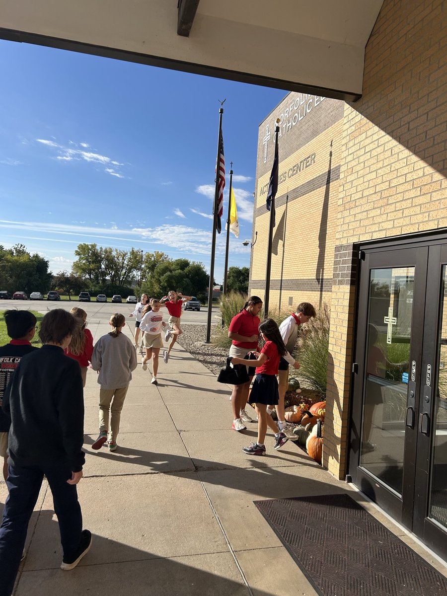 MrsWolf6th's tweet image. Going on a hunt today!! Where the Red Fern Grows, using a scavenger hunt to represent a coon hunt! #learningisfun