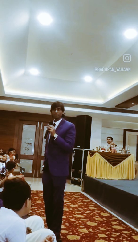 AjitYadav260's tweet image. इसकी वीडियो किसने देखी है बताओ जरा तो बहुत वायरल है 😀
100 करोड़ का टर्न ओवर है भाई का
मुन ब्लैक की घड़ी पहनता है 😀
जिस घर में अपने बहन की शादी किया है उसके पास हेलीकॉप्टर है और 80 कार कलेक्शन है
ऐसे लोगों के झांसे में मत पढ़िए भाई ये कोर्ट पेंट भी उधार लेके आते है सेमिनार…
