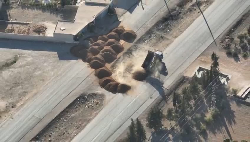 #الرقة ||
إغلاق طريق أثريا - الرقة ذهاباً وإياباً بشكل كامل، ولم يعد مسموح الدخول والخروج من وإلى مناطق ميليشيا #قسد.