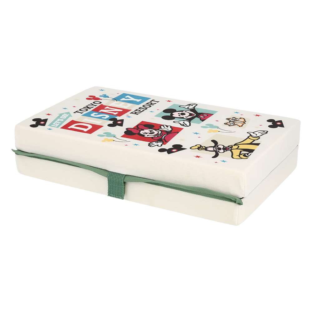 10月16日より、ミッキーたちがデザインされたポータブルクッションが