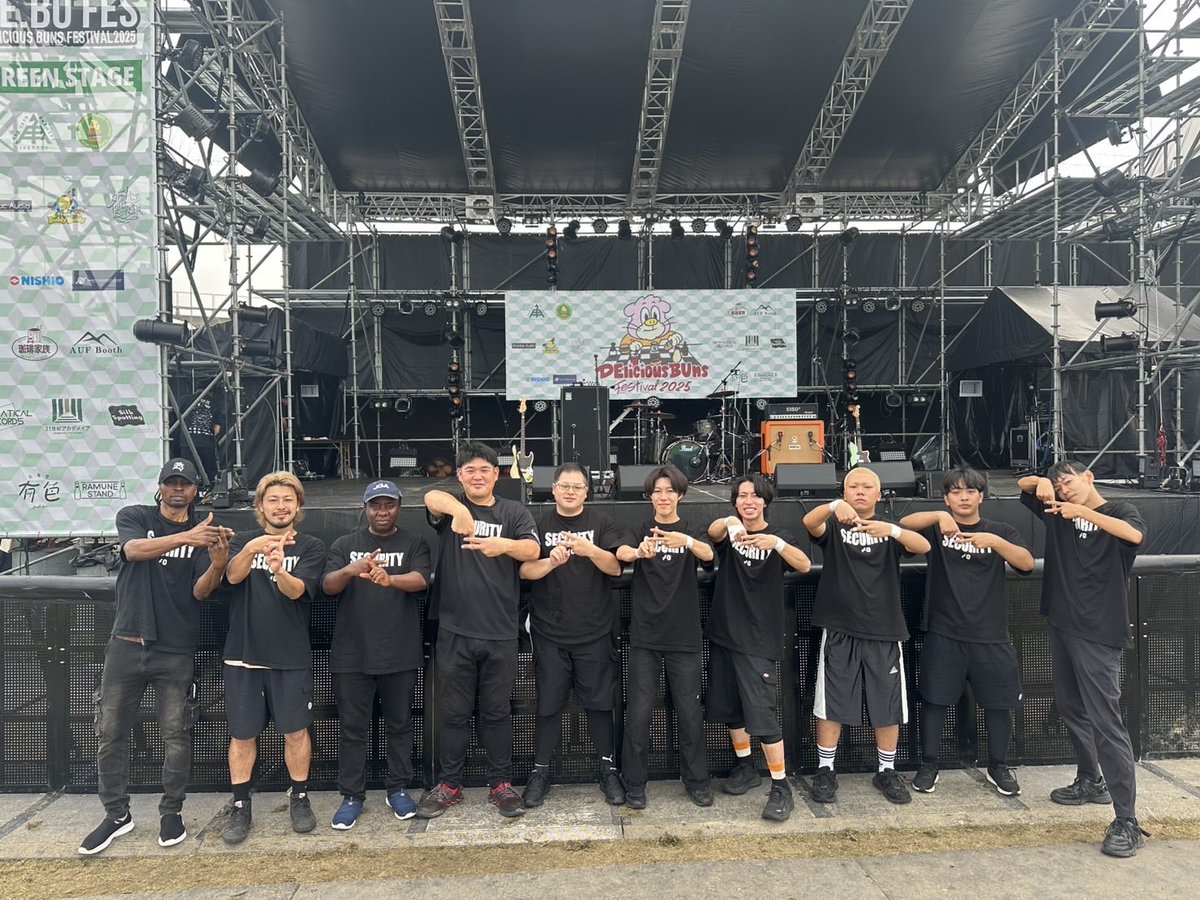 NotEqual0's tweet image. 【DElicious BUns Festival 2025】

音が鳴れば、体が動く。
人が飛べば、僕らが受け止める。

守るだけじゃない。
この場所で、僕らも挑んでいる。

3日間、最高の熱をありがとう。
またこの場所で、挑もう。

#ゼロカン #デブフェス  #ダイバーキャッチ #フェス #セキュリティ