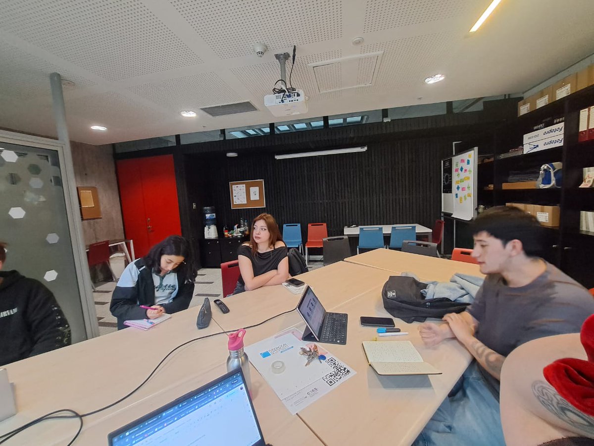 Odesigualdades's tweet photo. 🎙️ Estudiantes de la práctica electiva “Observando Desigualdades” se preparan para entrevistar a expertas/os del OBDE y COES para nuestro próximo podcast. Han afinado pautas, enfoques y temas sobre desigualdad.

💬 ¡Muy pronto podrán escuchar sus conversaciones! https://t.co/lk2e4PE2F1