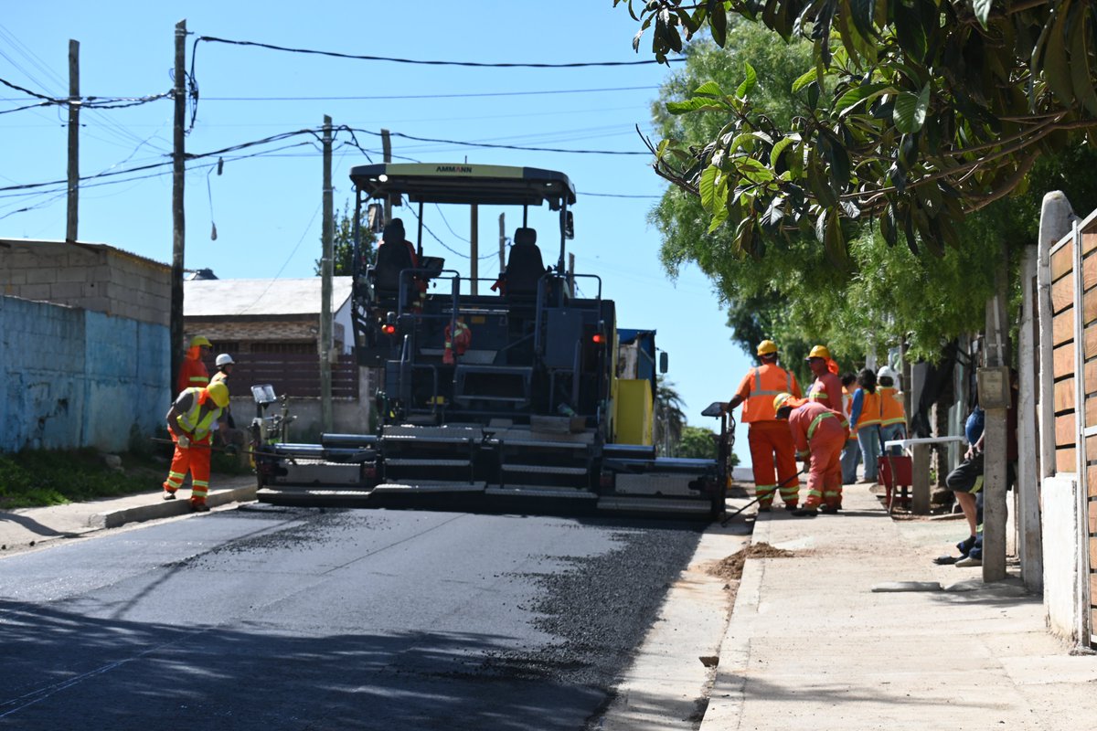 montevideoIM's tweet photo. Continuamos obras de asfaltado en Juventud 14 #ProyectoLaPaloma 👷

Se está trabajando en todos los pasajes paralelos a Verdún y en las calles Juan Median, Javier Siti y Gobernador de las Provincias Orientales 🚛 https://t.co/aFOmJ1Yc3c