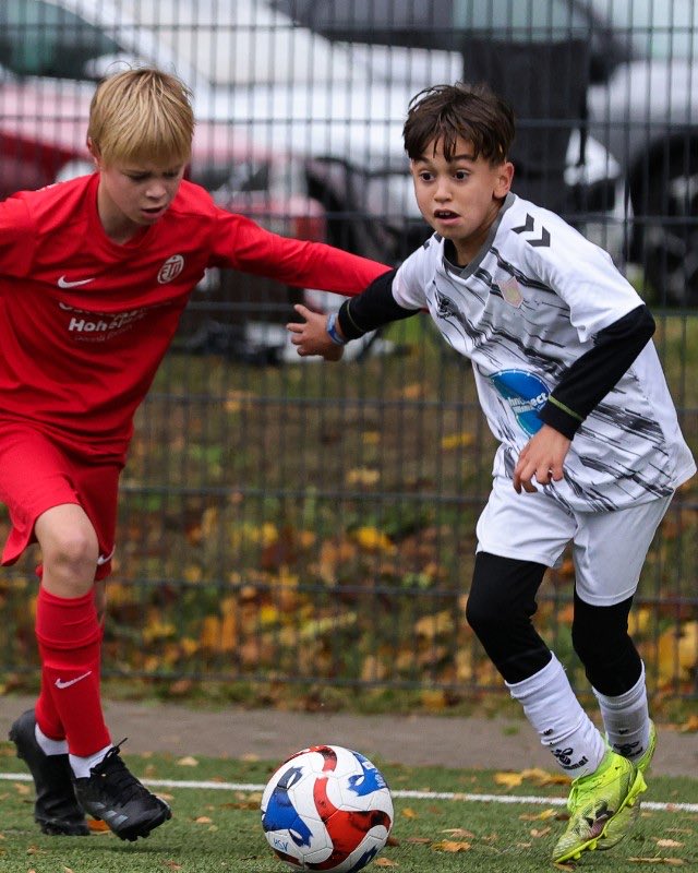 ⚽ Reger Betrieb auf dem Kunstrasenplatz am Campus: Am Sonntag gab es im Rahmen von "Hamburg wächst" wieder eine Spielrunde im Schatten des Volksparkstadions. Insgesamt zwölf #U11-Mannschaften lieferten sich packende Duelle. 🙌

#nurderHSV #HSVYoungTalents 

📸 Michael Schwarz
