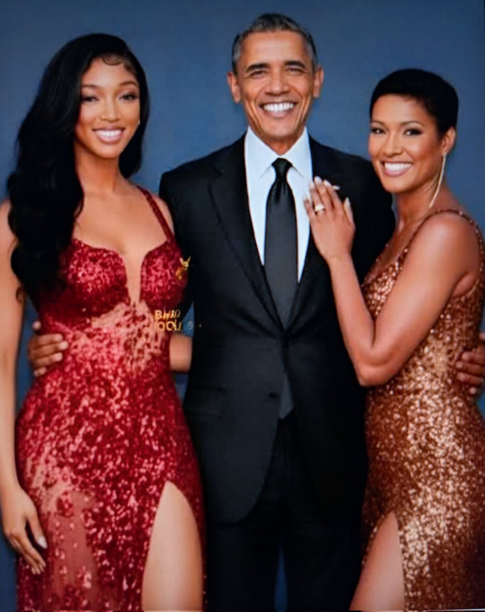 _BESNews_'s tweet image. President Obama with Angel Reese and her mother — celebrating talent, family, and inspiration. 🌟🏀 #Leadership #RoleModels #Inspiration”
