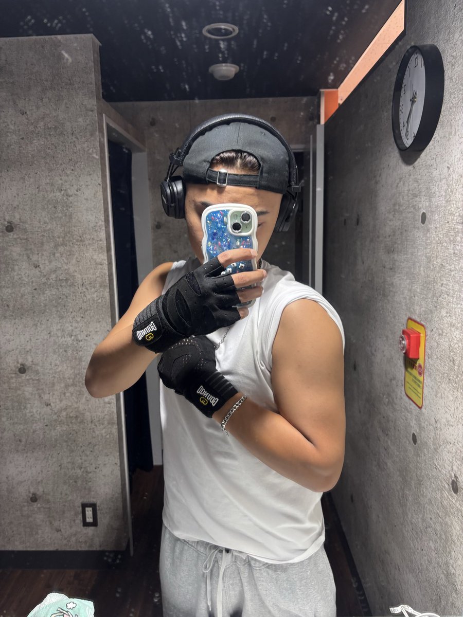 今日は肩と背中トレしたんだけどね
サイドレイズしてて、下に下ろす時に結構思いっきり下ろしちゃってダンベルで🍌の少しを挟んで血が出た
とても痛いので誰か舐めて直して(？)