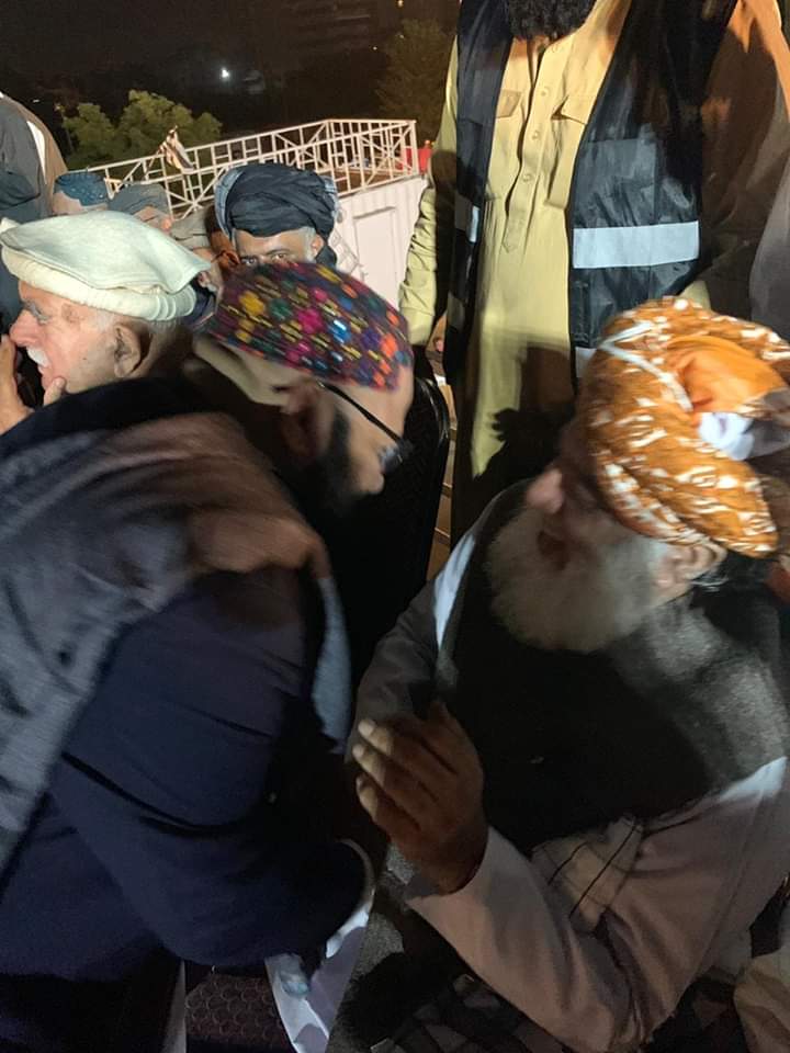 Aftab_Nazir's tweet image. اقتدار کے کھیل شطرنج کی چالیں ہوتیں،یہاں کب کس نے پیادہ مروانا ہے اور کب بساط لپیٹنی ہے اس سب کے لئیے بہادری کے ساتھ ساتھ ذہانت اور فراست کی بھی ضرورت ہے صرف بہادری اور نظرئیے سے جماعت نہیں چلائ جاسکتی
آزادی مارچ کے دن اسلام باد کی ٹھٹھرتی سردی میں ایک آپشن، ایک راہ، ایک راستہ،…