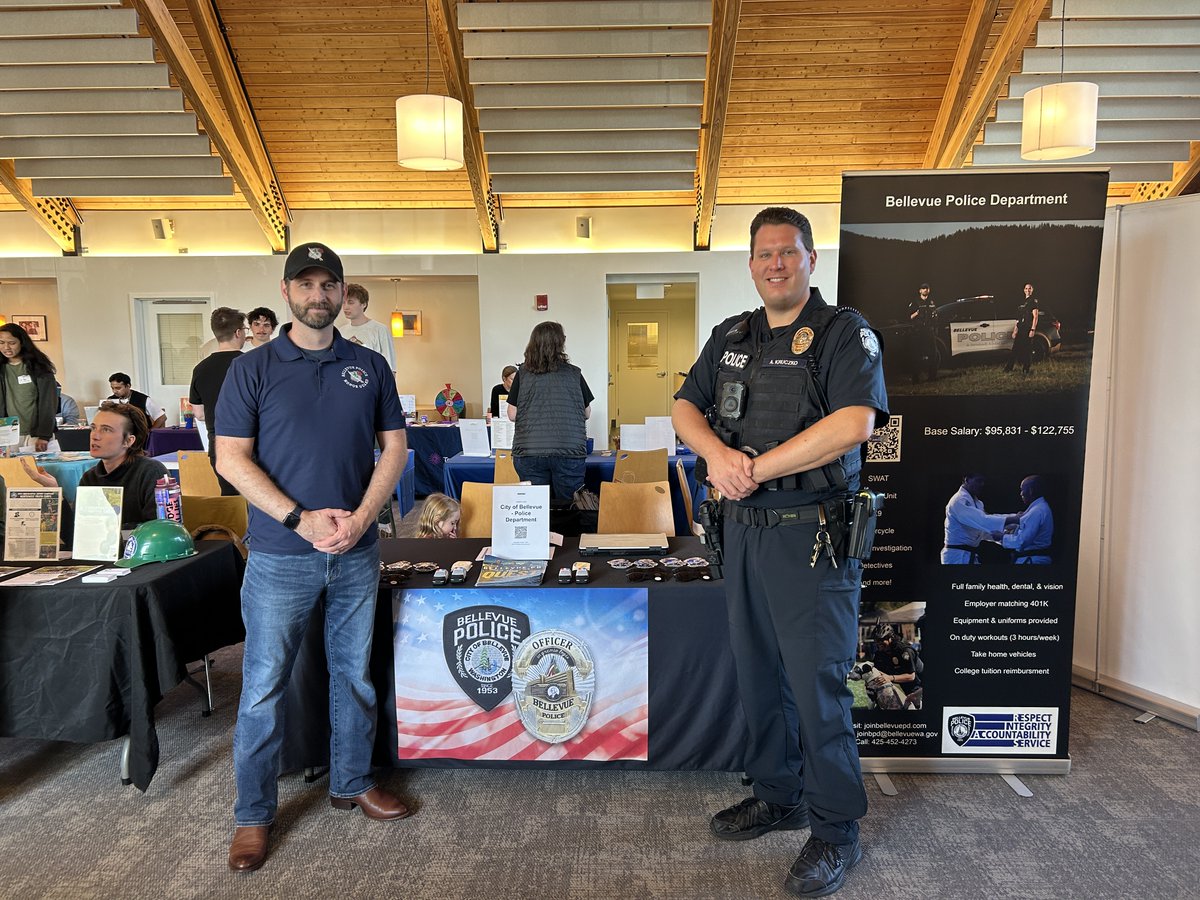 BvuePD's tweet image. Last week, Bellevue Police had the pleasure of joining @univpugetsound for its 2025 Career Fair.
Being the only law enforcement agency in attendance, our officers peeled the curtain back on the work law enforcement does to keep communities like Bellevue safe.