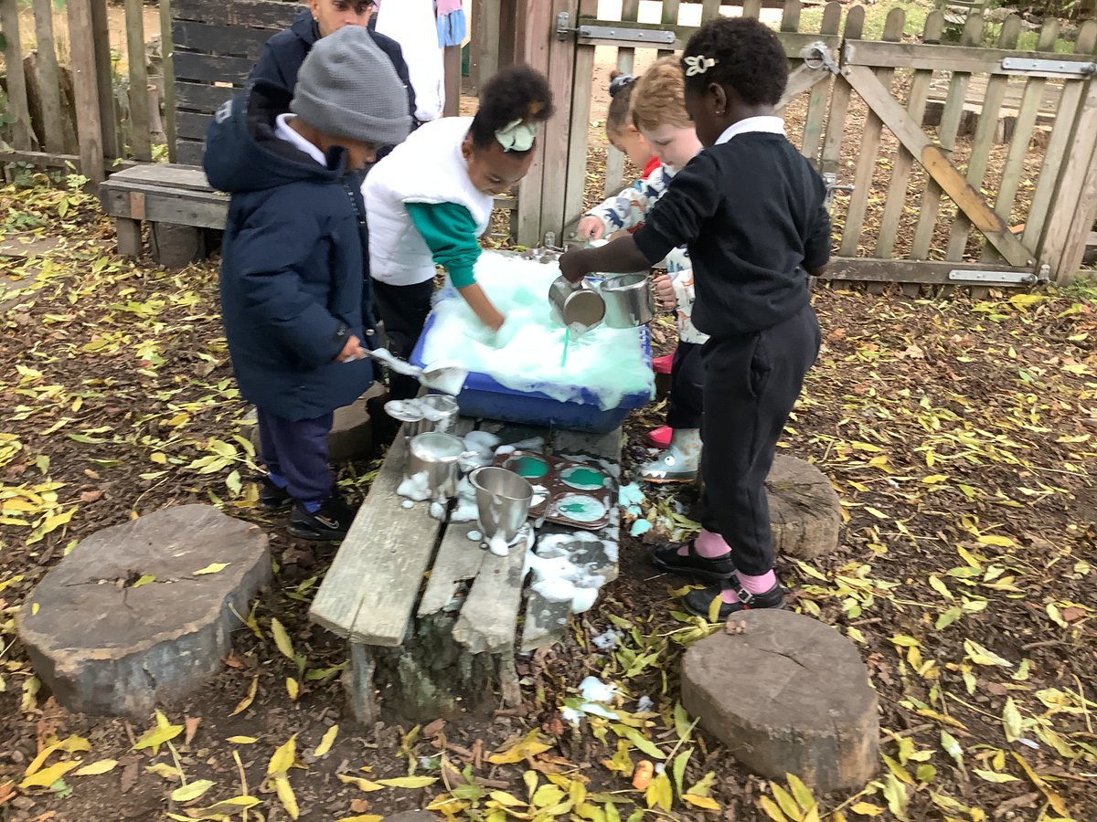 LarkHallPrimary's tweet photo. Reception and Nursery had a fabulous time at Spinney! The children were very excited as they explored, experimented, transferred, and played with water, mud, balls, spades, dinosaurs, wheelbarrow… It was a great day! #LHEYFS  #LHNursery #LHLambeth #LHHGSU https://t.co/m1Omq9cVjy