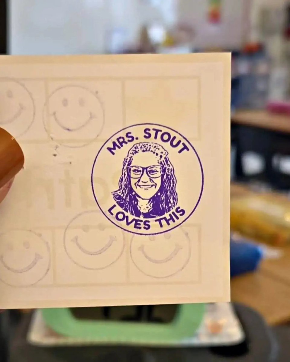 RileyprintShop's tweet photo. Turn your smile into a stamp! 😊

Personalized face stamps make grading, packaging, or gift-giving extra fun. 🖤

📸 : Lyndsay 

#packagingideas #giftforteachers #gradeschoolteachers #teachersofinstagram #giftgiving #personalizedstamps #rubberstamping #etsyfinds https://t.co/7AdqHwWjl4