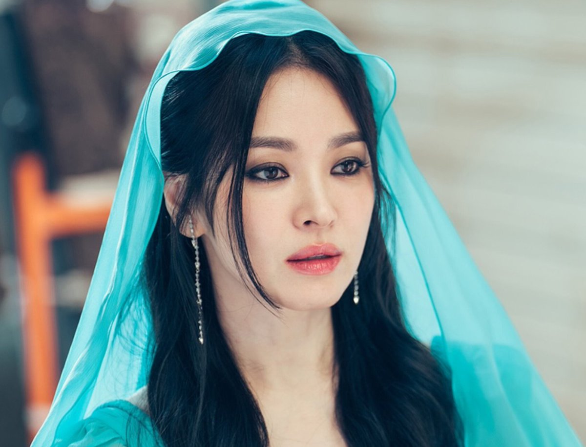 Kim Woobin talked about working with #SongHyeKyo for the first time and said he hopes to work with her again in the future 🥹

"We filmed together in Dubai. It was my first time meeting her, but since her lines were so good, I was able to immerse myself and enjoy the shoot. I was