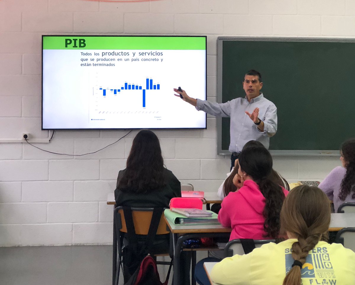 💚 Un año más, #CajaRuralOnda ha estado en los colegios de Onda con motivo de la Semana de la Educación Financiera.
Un placer enseñar a los más pequeños a cuidar sus finanzas y aprender jugando. 💡💰
#EducaciónFinanciera #CompromisoLocal