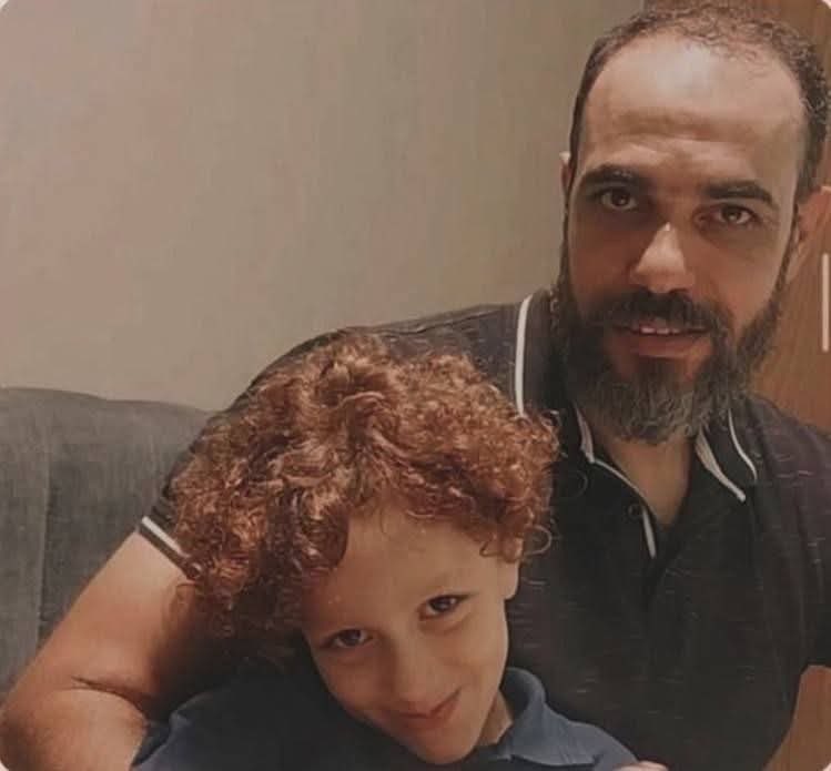 والد الطفل الشهيد يوسف "عمره ٧ شعره كيرلي وأبيضاني وحلو" حراً

الدكتور محمد حميد أبو موسى يتنسم الحرية اليوم بعد الإفراج عنه ضمن صفقة طوفـ،ان الأحرار.

 أبو موسى أخصائي أشعة بمجمع ناصر الطبي في غزة
اعتقل في فبراير 2024، حين اقتحمت قوات الاحتلال مجمع ناصر واعتقلته أثناء تأدية عمله
