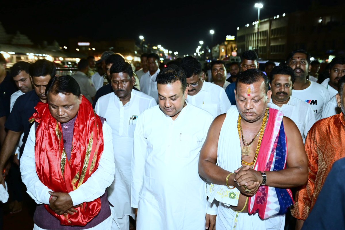 sambitswaraj's tweet image. ଜୟ ଜଗନ୍ନାଥ 🙏

ପୁରୀରେ ମାନନୀୟ ମୁଖ୍ୟମନ୍ତ୍ରୀ ଶ୍ରୀ ମୋହନ ଚରଣ ମାଝୀଙ୍କ ସହିତ ମହାପ୍ରଭୁ ଶ୍ରୀଜଗନ୍ନାଥଙ୍କ ପବିତ୍ର ଦର୍ଶନ ଓ ଆଶୀର୍ବାଦ ଲାଭ କରିବାର ସୌଭାଗ୍ୟ ମିଳିଲା ।

जय जगन्नाथ 🙏

पुरी में माननीय मुख्यमंत्री श्री मोहन चरण माझी जी के साथ महाप्रभु श्री जगन्नाथ जी के पवित्र दर्शन और आशीर्वाद का…