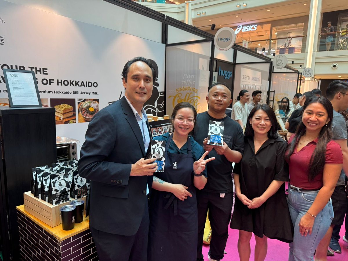 Jaime_lbadia's tweet photo. Participamos en el Singapore Coffee Week 2025, organizada por @CoffeeSingapore , junto a su presidente Victor Mah.
Acompañamos a marcas y tostadores singapurenses que ofrecen café salvadoreño de un solo origen, reconocido por su calidad y aroma excepcionales. 🇸🇻🇸🇬✨ https://t.co/ZC01lLiRUf
