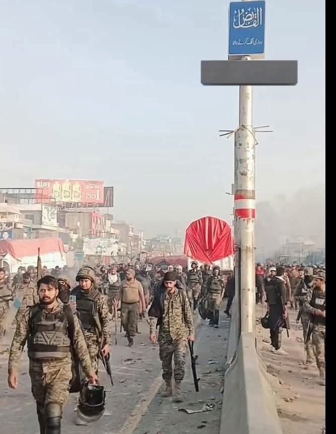 بات یہاں تحریک لبیک کی نہیں انسانیت کی ہے کہ آخر کیوں ان پر گولی چلائی گئی۔
#گولی_کیوں_چلارہےہو