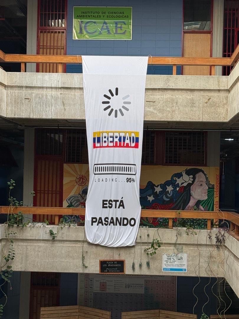 Hoy la bendita juventud Venezolana en sus casas de estudio le da un cachetazo de dignidad a las autoridades que hacen silencio cómplice, Arriba muchachos 
La libertad está muy cerca 
Sigamos firmes 
Que Viva Venezuela Libre !