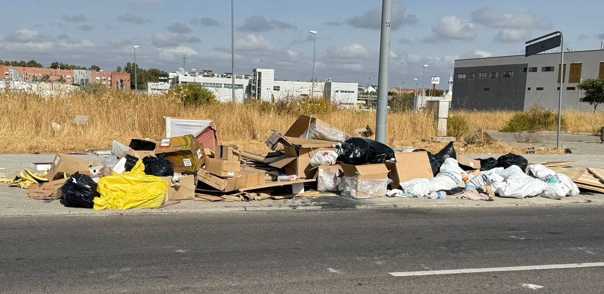fjmarquezo's tweet image. Otra foto para los amigos de PP+ULEG. 

💩🐀Este es el estado en el que tienen los polígonos industriales de #Leganés.

Mientras esto pasa, el gobierno macarra y faltón de #Leganes sigue atacando e insultando. Ojalá dedicaran el mismo tiempo a limpiar la ciudad. 
Aquí los #hechos