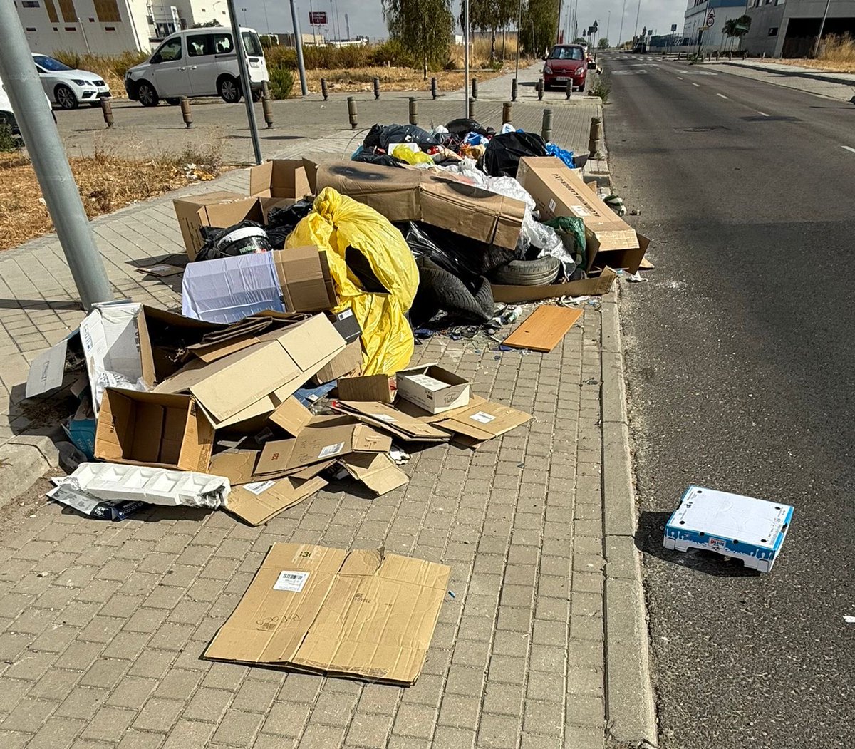 fjmarquezo's tweet image. Otra foto para los amigos de PP+ULEG. 

💩🐀Este es el estado en el que tienen los polígonos industriales de #Leganés.

Mientras esto pasa, el gobierno macarra y faltón de #Leganes sigue atacando e insultando. Ojalá dedicaran el mismo tiempo a limpiar la ciudad. 
Aquí los #hechos