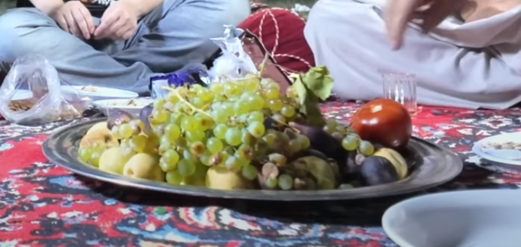 الناس مستمتعه بالمقطع ومركزه بالسوالف 
انا : ذي طماطم ولا تفاحه ؟