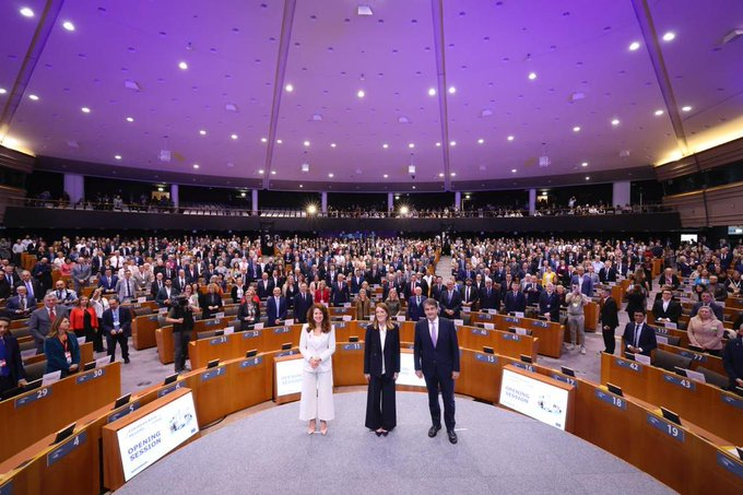 ComissioEuropea's tweet image. 🗓️La #EURegionsWeek reuneix experts i dirigents d'arreu 🇪🇺 per parlar sobre la visió en cohesió territorial a llarg termini.

Demà, reunió dels #4MotorsUE: Catalunya, Llombardia, Baden-Wurtemberg i Alvèrnia.

Dimecres, #MedCoopAlliance amb @salvadorilla i @MargaProhens.