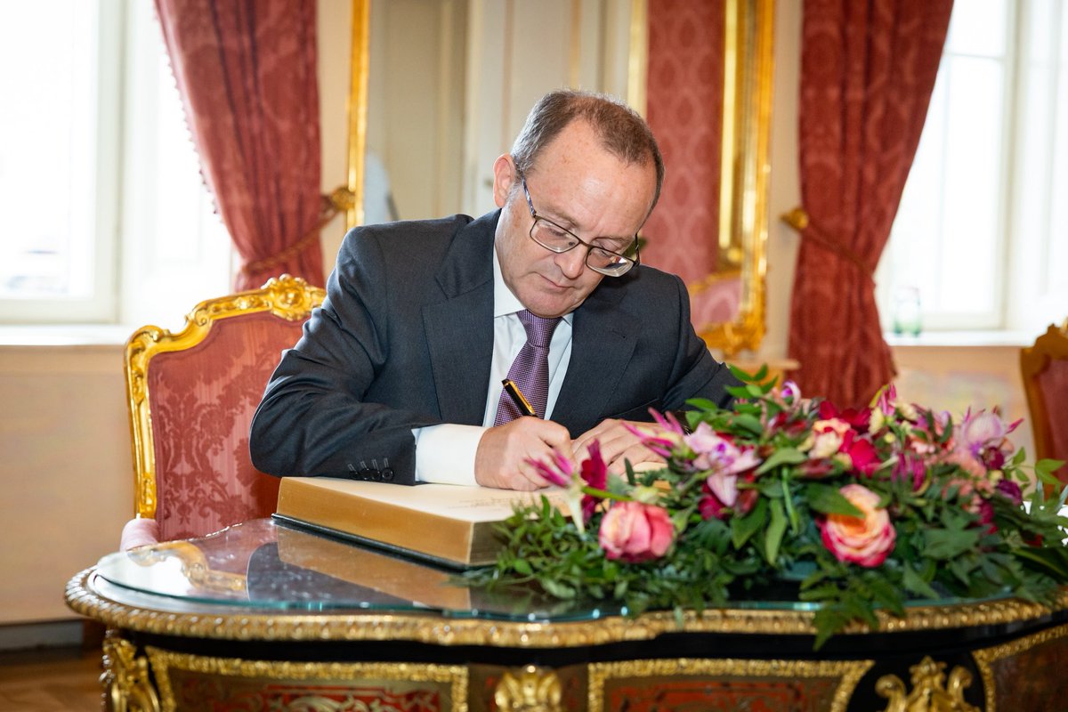 The following Ambassadors accredited to Hungary handed over their credentials to me at the Sándor Palace:

➡️ His Excellency Mr Justin James McKenzie Smith, Ambassador Extraordinary and Plenipotentiary of the United Kingdom of Great Britain and Northern Ireland,

➡️His Excellency