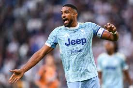 visto che regna sovrana la confusione va fatta chiarezza
quando si rompe un LCA sempre e dico sempre salta uno se non tutti due i menischi. 
Di rado ad un calciatore viene fatta una sutura su un LCA per un motivo semplice la terapia e le conseguenti fasi di RTS e RTP giustificano