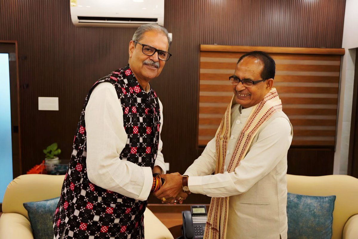 KVSinghDeo1's tweet photo. Had the honour of meeting Hon’ble Union Minister Shri Shivraj Singh Chouhan ji,
Minister of Agriculture & Farmers’ Welfare and Rural Development, for a courtesy interaction.
#CourtesyCall
#AgricultureEmpowerment
#RuralDevelopment
#OdishaForward
#GovernanceWithPurpose
#ViksitBharat2047
@ChouhanShivraj
@AgriGoI
@krushibibhag