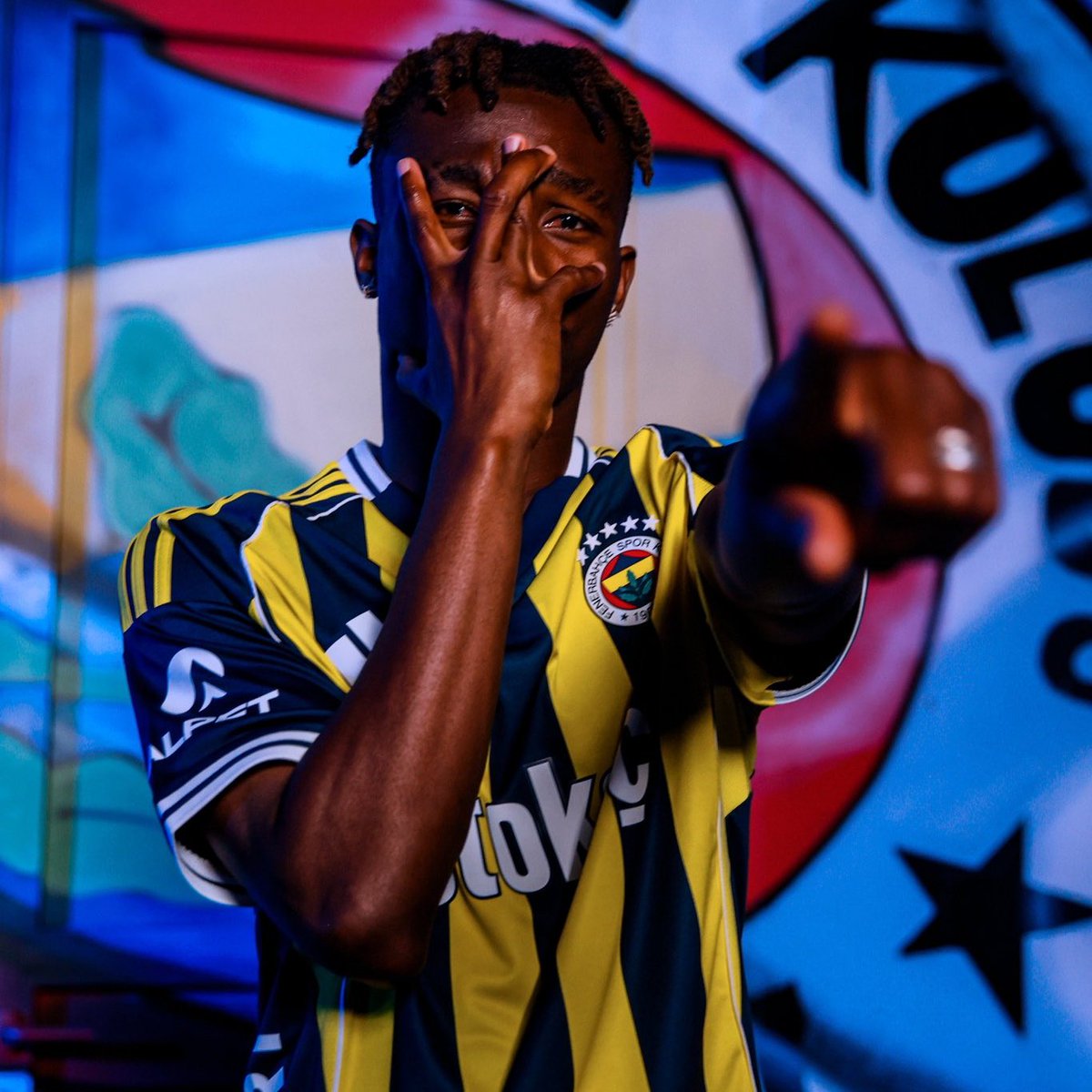 Gelelim Nene Dorgeles transferine; 8-9'a bitecekmiş de 18'e gelmiş. 

Salzburg, aynı performansı veren benzer yaştaki Gloukh'u Ajax'a 15'e sattı.

Salzburg'un topçularını ne kadar fiyata sattığına ort olarak bakabilirsiniz.

Öyle çamur at izi kalsın olmuyor; belgen varsa açıkla!